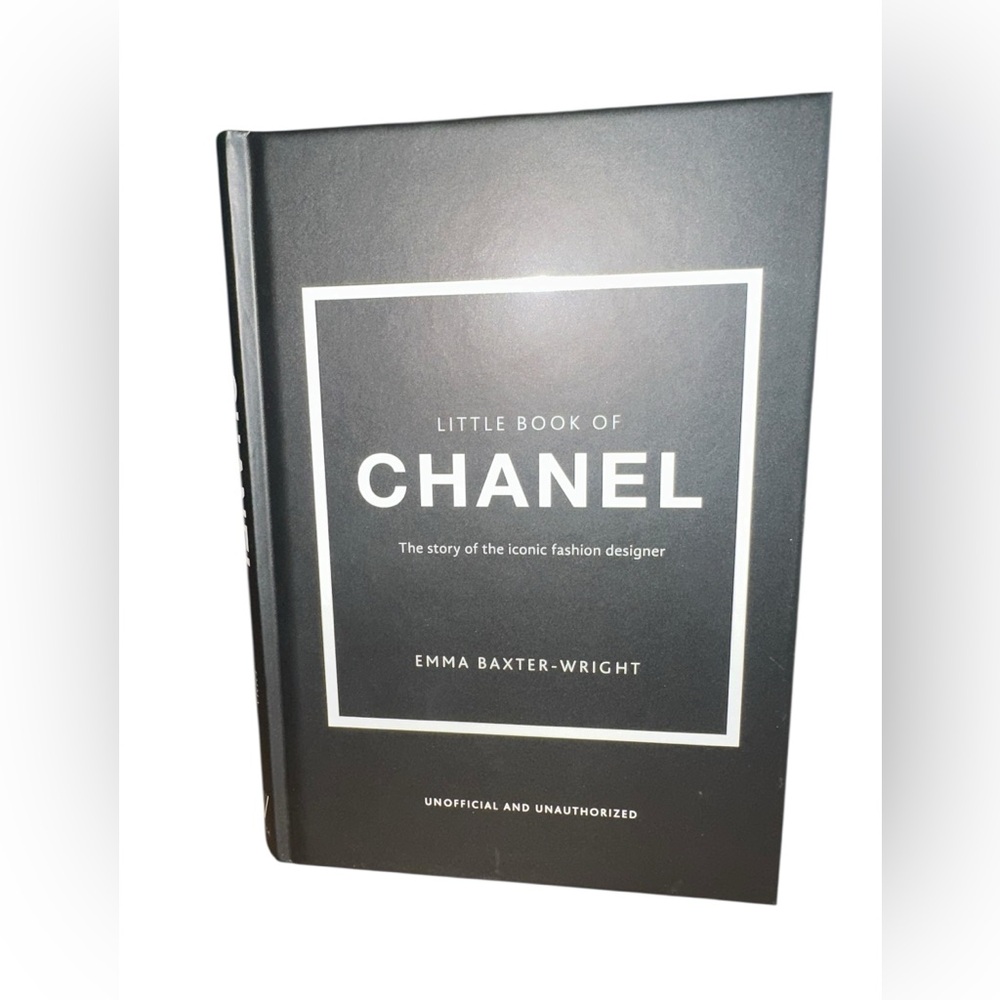 CHANEL Black and White Fashion Book